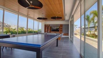 Condo Confort, 1 habitación | Área de sala de estar | Televisión de 35 pulgadas con canales por cable