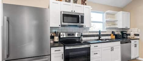 Réfrigérateur, four à micro-ondes, un four, surface de cuisson