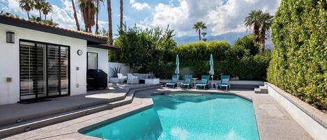 حمّام سباحة خارجي، مظلات على حمّام السباحة، مقاعد للتشمس