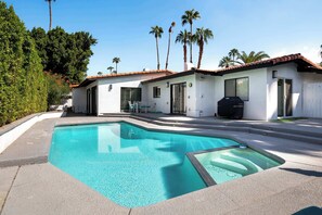 Outdoor pool, pool umbrellas, sun loungers - Sonora Charmer - Private Pool w/ Mountain Views! (Palm Springs)