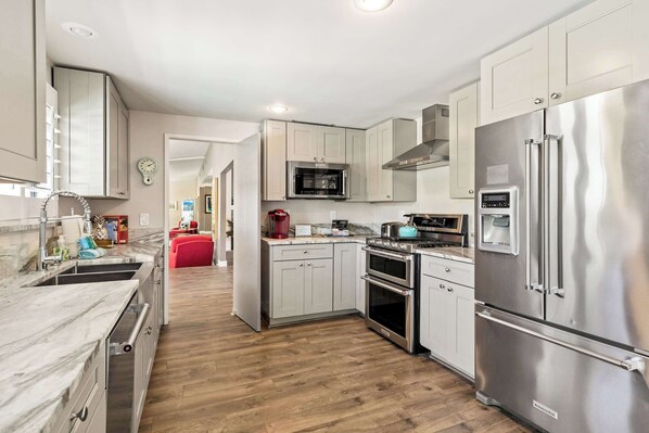 House, Multiple Beds, Pool Access, Mountain View (Sonora Charmer) | Private kitchen | Fridge, microwave, oven, stovetop