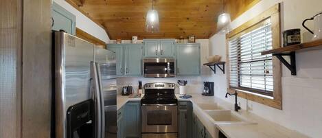 Cabaña, varias camas, hidromasaje, vista a la montaña | Cocina privada | Refrigerador, microondas, horno y parrilla de estufa