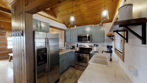 Cabaña, varias camas, hidromasaje, vista a la montaña | Cocina privada | Refrigerador, microondas, horno y parrilla de estufa 