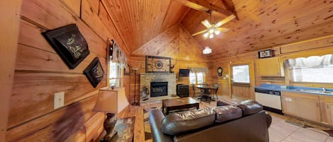 40-tums tv med kabelkanaler och eldstad