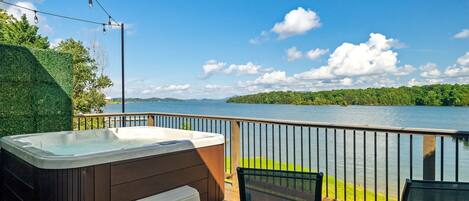 Vila, 1 Tempat Tidur King dengan tempat tidur Sofa, hot tub, pemandangan gunung | Bathtub spa outdoor