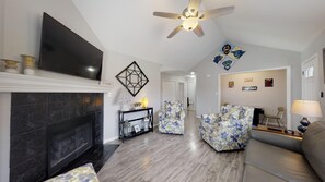 House, Multiple Beds, Patio, City View | Living area | 40-inch TV with cable channels, fireplace - Rotties' Retreat (Pigeon Forge)