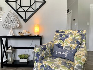 House, Multiple Beds, Patio, City View | Living area | 40-inch TV with cable channels, fireplace