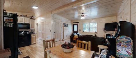 Ferienhütte, Whirlpool, Bergblick | Speisen