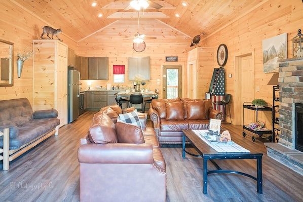 캐빈, 침대(여러 개), 벽난로, 산 전망 | 거실 공간 | 케이블 채널 시청이 가능한 40인치 TV, 벽난로