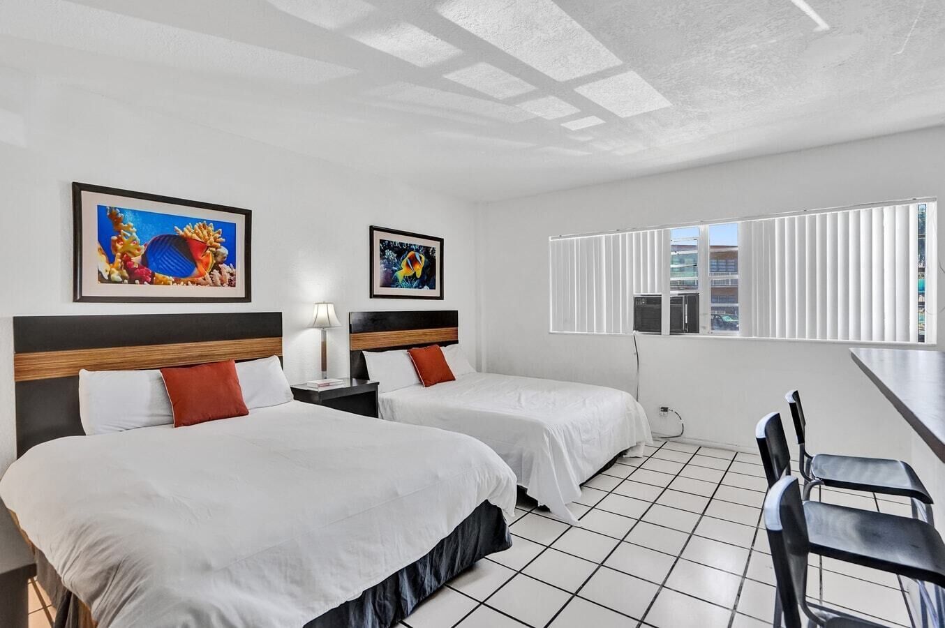 Walk to the beach!  2br/1Bath, Hallandale Beach, Outdoor Pool and Free Parking!