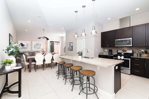 Casa geminada, várias camas, varanda (Sunrise in Kissimmee) | Cozinha privada | Geladeira, micro-ondas, fogão, cooktop