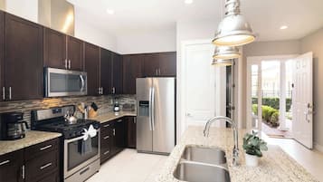 Townhouse, Beberapa Tempat Tidur, patio (Sunrise in Kissimmee) | Dapur pribadi | Lemari es, microwave, oven, dan kompor