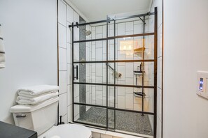 Secador de cabelo, toalhas de banho
