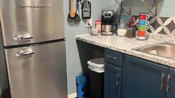 Micro-ondes, lave-vaisselle, cafetiĂšre/bouilloire, grille-pain