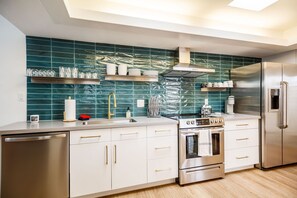 House, Multiple Beds, Fireplace, Garden View | Private kitchen | Fridge, microwave, oven, stovetop