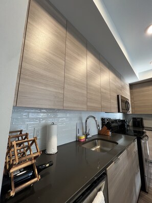 Micro-ondes, four, plaque de cuisson, lave-vaisselle