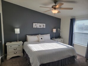 3 bedrooms, desk, free WiFi, bed sheets - Desert Gorge at Desert Aire- 40 min to The Gorge! Minutes to golf, river & more! (Mattawa)