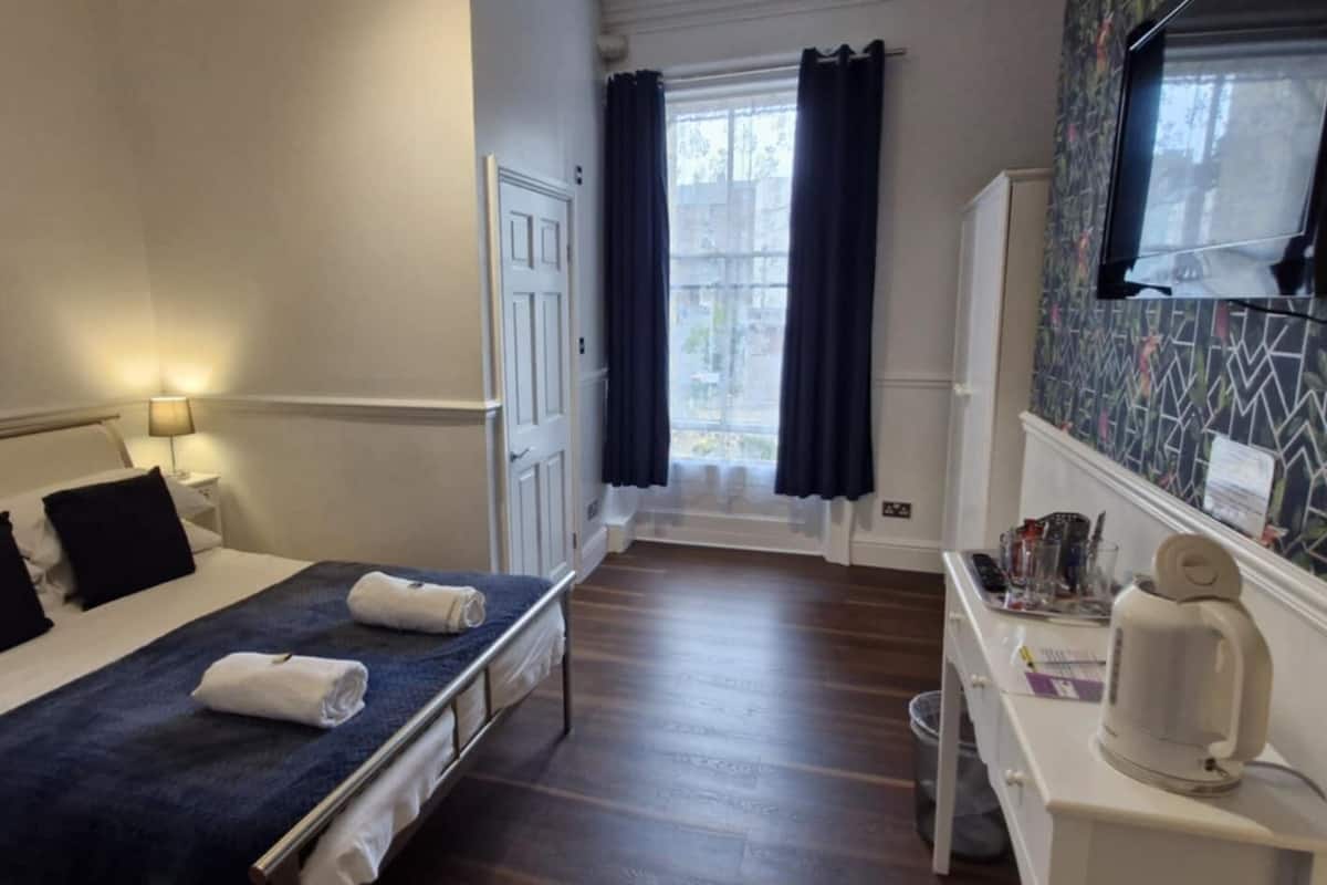 Room 1 - Kingfisher room | Premium bedding, pillowtop beds, laptop workspace, blackout drapes