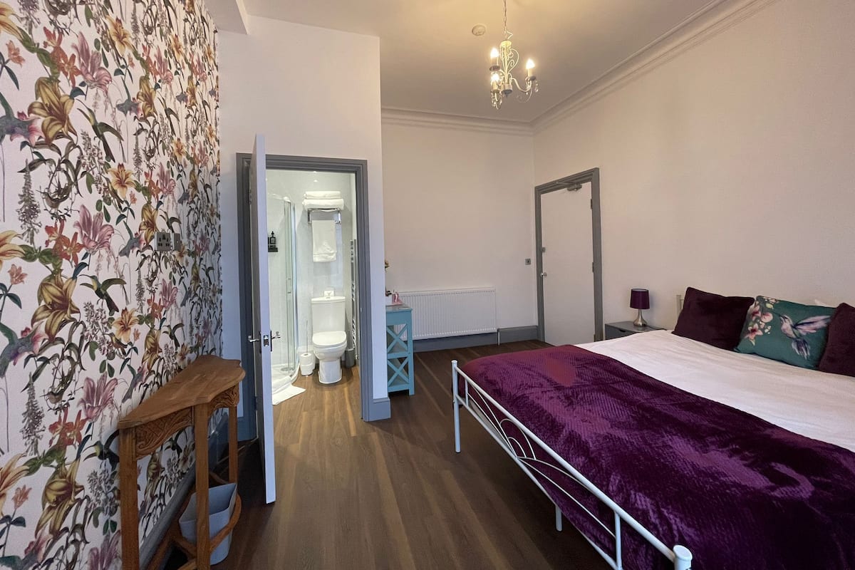Room 16 - Lily room | Premium bedding, pillowtop beds, laptop workspace, blackout drapes