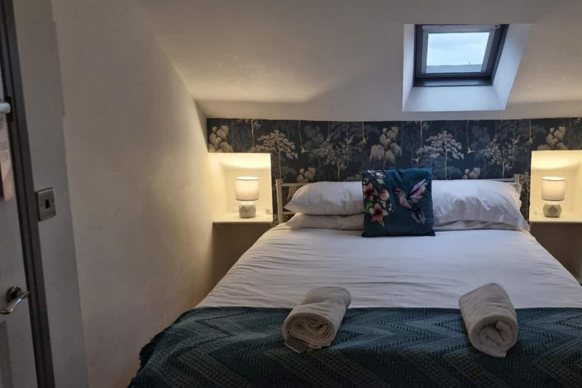 Dobbeltrom (Room 14) | Sengetøy av topp kvalitet og senger med overmadrass