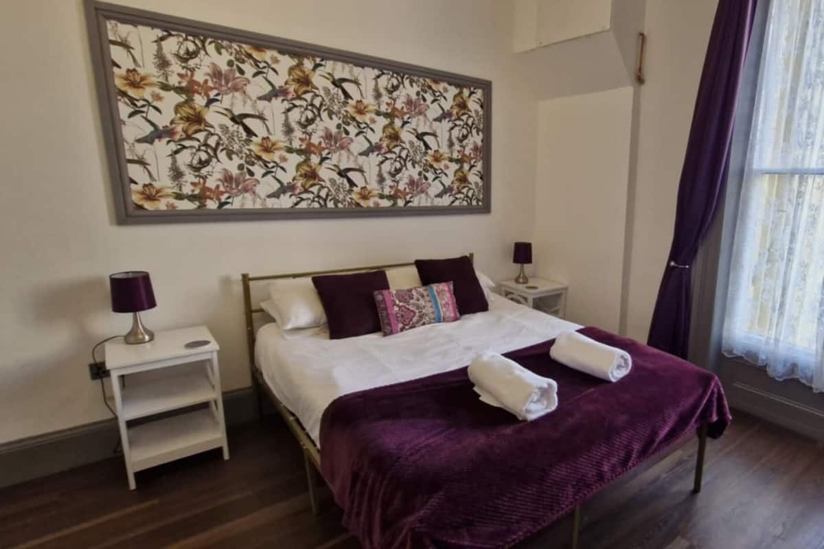 Phòng đôi (Room 16 Lily Room) | Bộ đồ giường cao cấp, nệm có lớp đệm bông, trang trí khác biệt