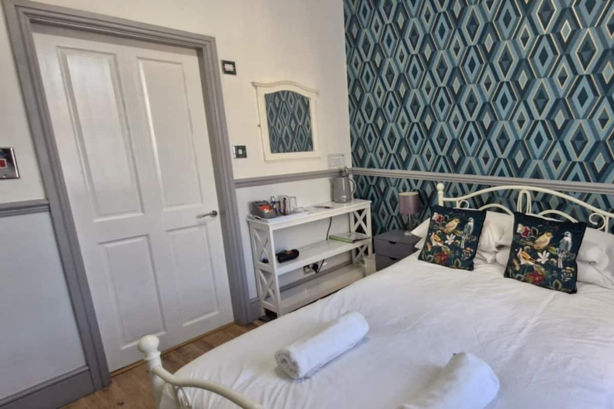 Design-Doppelzimmer (Room 8) | Hochwertige Bettwaren, Pillowtop-Betten, individuell dekoriert