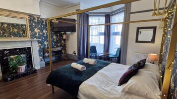 Habitación doble (Room 17 Parrot Room) | Ropa de cama de alta calidad y colchones con acolchado adicional