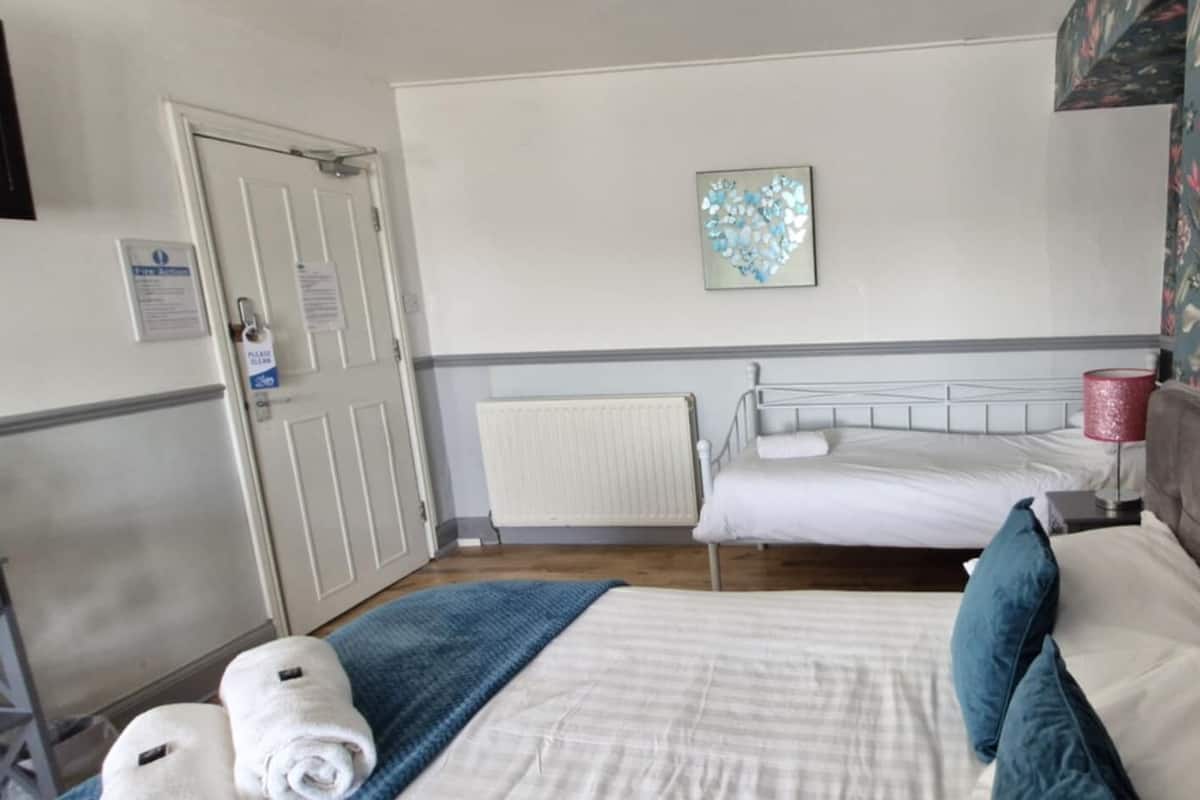 Phòng đôi (Room 10) | Bộ đồ giường cao cấp, nệm có lớp đệm bông, trang trí khác biệt