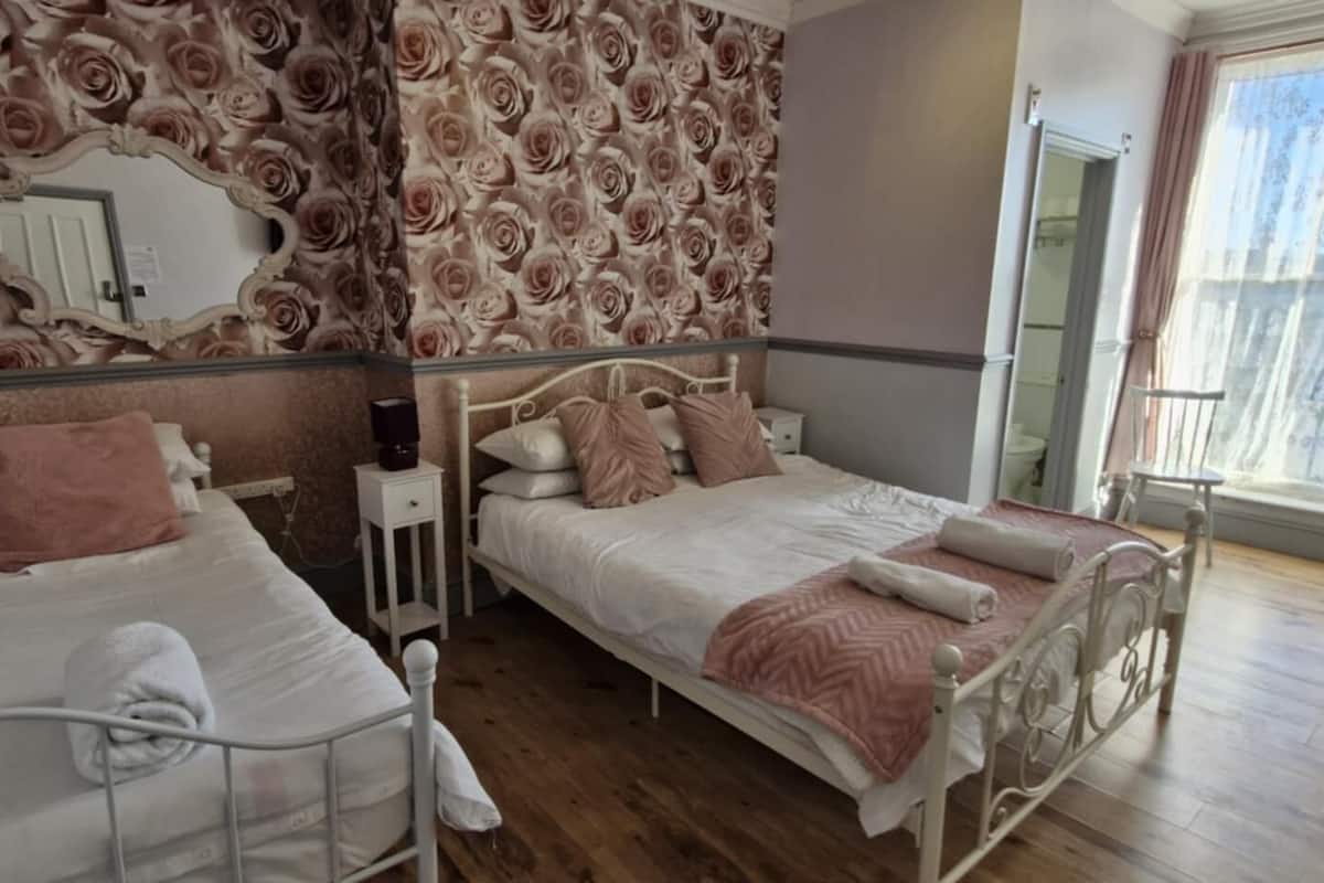 Design-Doppelzimmer (Room 6) | Hochwertige Bettwaren, Pillowtop-Betten, individuell dekoriert