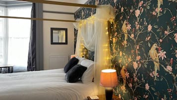 Phòng đôi (Room 17 Parrot Room) | Bộ đồ giường cao cấp, nệm có lớp đệm bông, trang trí khác biệt
