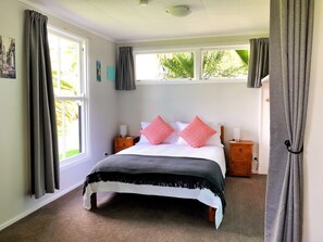 2 bedrooms, iron/ironing board, free WiFi, bed sheets - Escape to a beautiful coastal cottage! (Tutukaka)