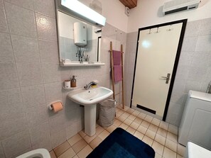 Badewanne, Haartrockner, Handtücher