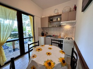 Fridge, oven, coffee/tea maker, toaster