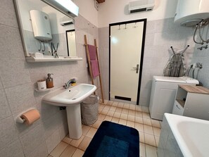 Badewanne, Haartrockner, Handtücher