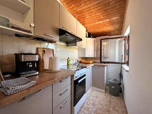 Frigorífico, horno, lavavajillas y cafetera o tetera