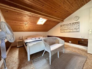 1 dormitorio, tabla de planchar con plancha, wifi