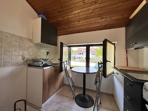 Kühlschrank, Ofen, Wasserkocher mit Kaffee-/Teezubehör, Toaster
