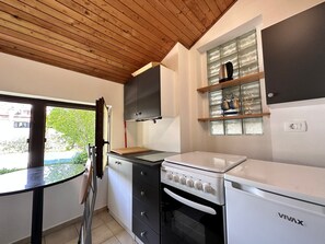 Kühlschrank, Ofen, Wasserkocher mit Kaffee-/Teezubehör, Toaster