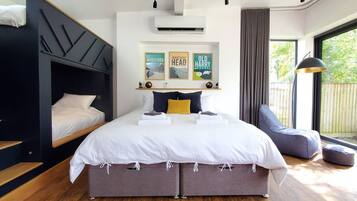 Studio, Multiple Beds | Iron/ironing board, free WiFi, bed sheets