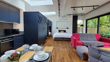 Studio, Multiple Beds | Dining