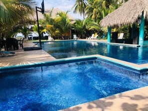 3 utomhuspooler och solstolar