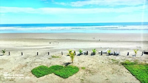 Privatstrand, schwarzer Sandstrand, Strandbar