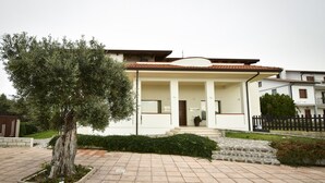 Front of property - IL CAMBUSIERE nature relais (Ortona)