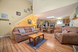 House, Multiple Beds, Hot Tub, Mountain View | Living area | 40-inch TV with cable channels