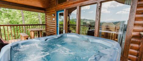 Ferienhütte, Mehrere Betten, Whirlpool, Bergblick | Außen-Whirlpool