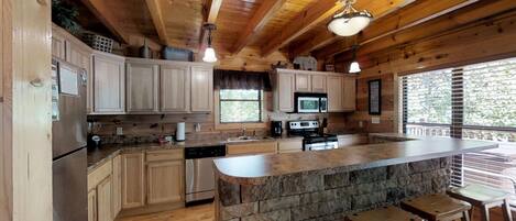 Cabaña, varias camas, bañera de hidromasaje, vistas a la montaña | Cocina privada | Frigorífico, microondas, horno y placa de cocina