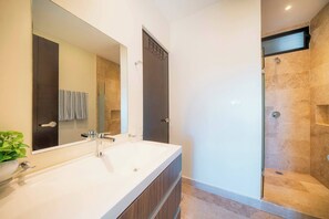 Douche, sèche-cheveux