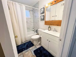 Shower - Cozy 3 Bedroom House mins from DT PHX & Airport (Phoenix)