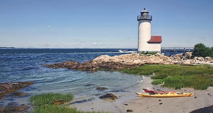 Antique Cottage RARE PRIVATE SAUNA Lighthouse Beach Nearby Trails Firepit