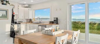 Cozy Coastal Getaway • Panoramic Ocean Views